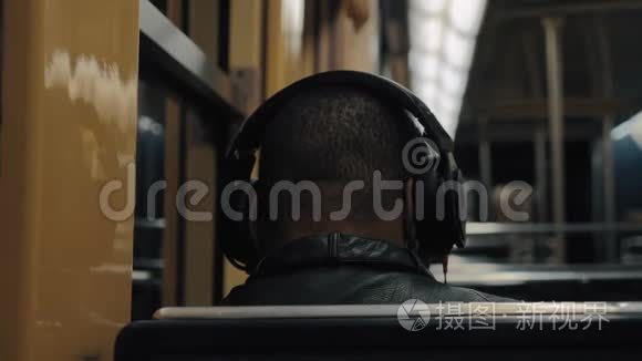 地铁通勤者在旅途中享受音乐视频