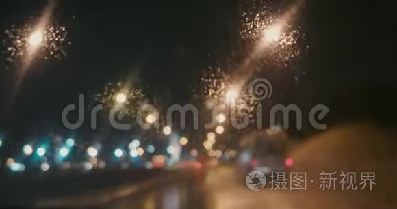 从湿车窗看夜间高速公路视频