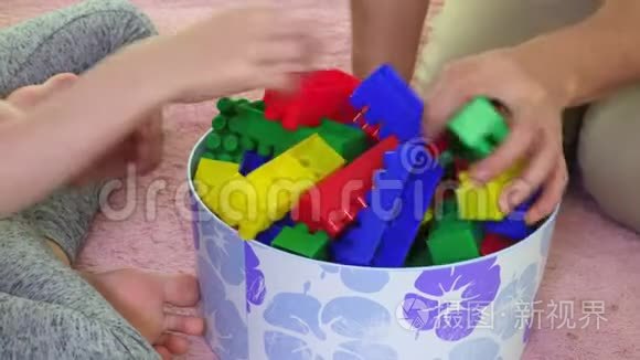 家庭选择五颜六色的玩具砖视频