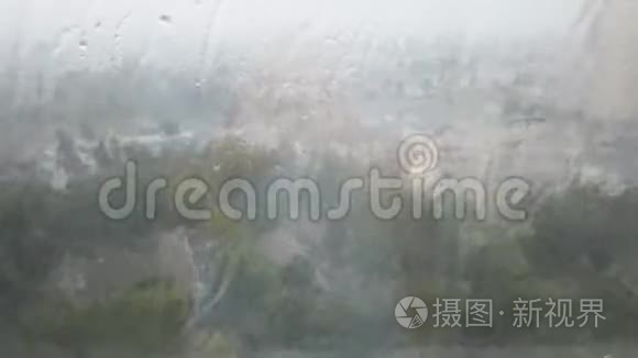 从窗户进来的暴雨视频