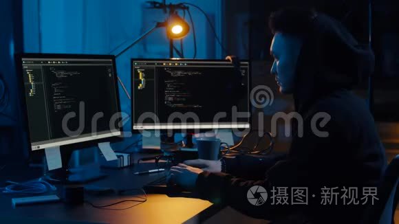 黑客利用电脑进行夜间网络攻击视频