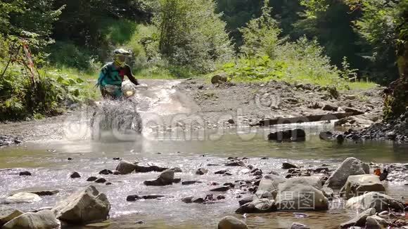 骑摩托车的人穿过山河视频