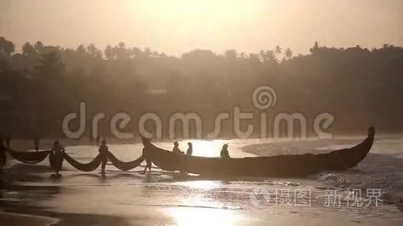 印度渔民在日出时剪影视频