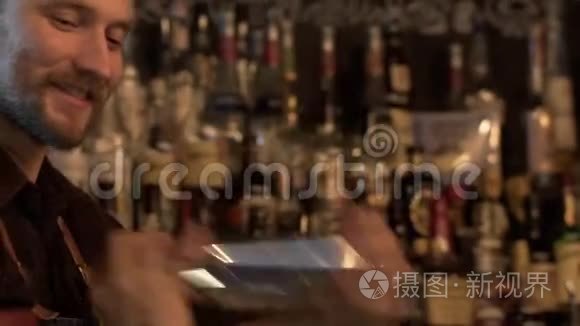 酒吧里准备饮料的酒保摇瓶视频