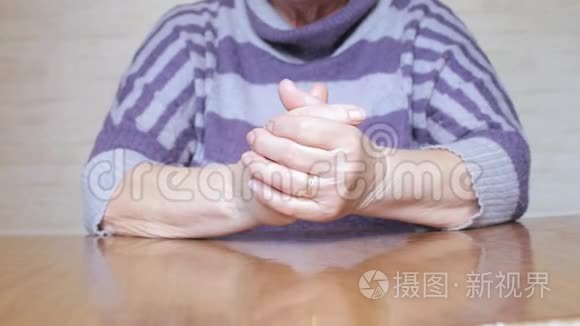 一位老年妇女紧张的手部动作视频