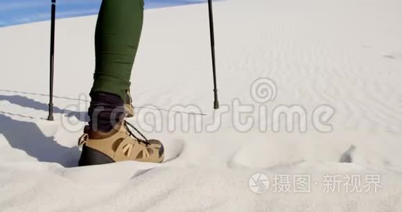 带着登山杆在沙漠中行走的女人视频