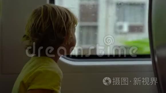 坐在窗前的小男孩坐在火车上视频