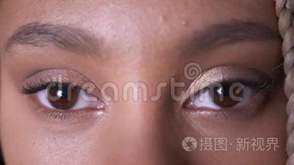 棕色眼睛的非洲女孩可怕的视频