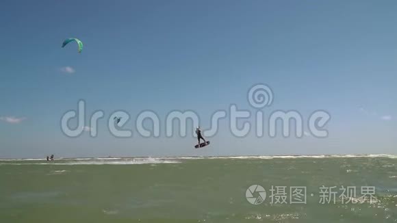 极限风筝冲浪男子跳得很高视频