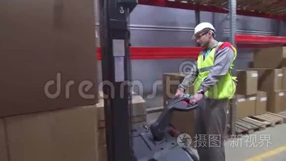 现代仓库工业叉车作业视频