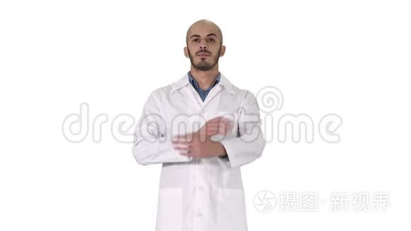 严肃的阿拉伯医生成熟的男性，交叉手臂在白色背景。