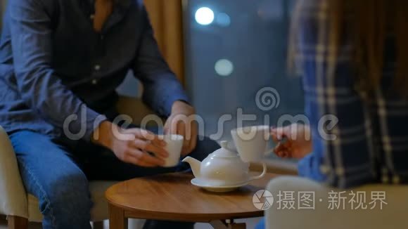 家庭茶点茶壶桌上的情侣视频