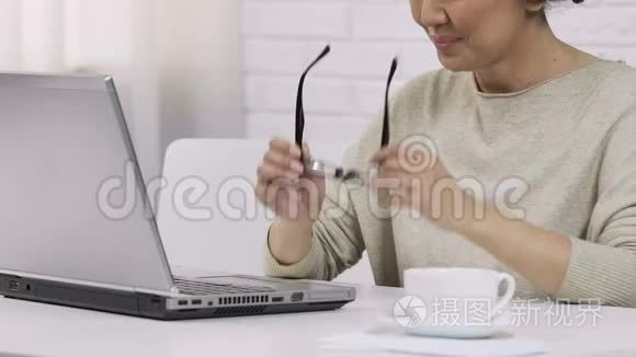 商务女性自由职业者在笔记本电脑上打字，在家工作，与客户发电子邮件