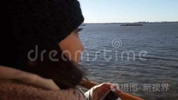 年轻女子在纽约观光旅行中拍照