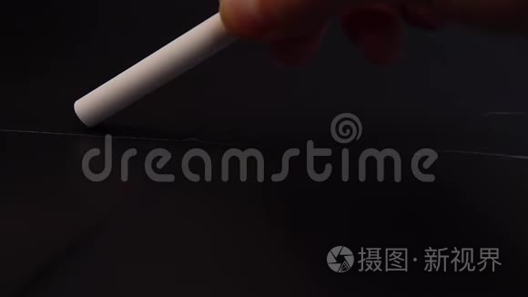 用白色粉笔在裁缝铺上画画视频