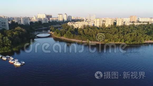 乌克兰基辅市中心的RusanovkaMassif和Rusanovsky频道的空中景观