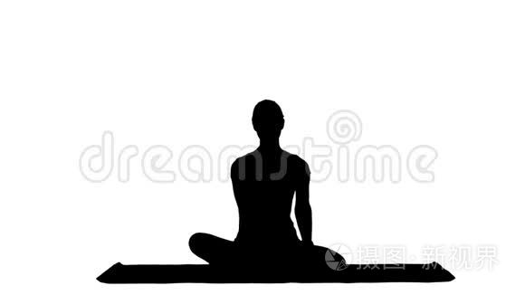 运动迷人的女人练习瑜伽，坐在全莲花锻炼，Siddhasana姿势，锻炼轨道哑光