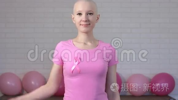 幸福的乳腺癌幸存者女士指出乳腺癌意识丝带-乳腺癌意识概念