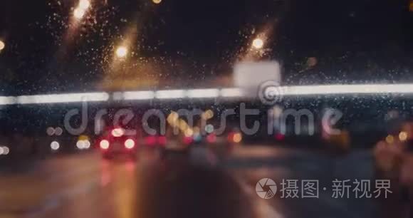 在阴雨天气下驱车前往天桥视频