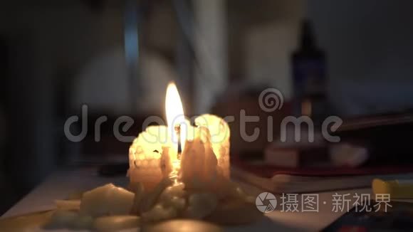 一支白色蜡烛燃烧视频