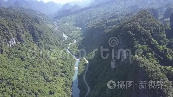 峡谷景观上方的高空飞行和河道视频