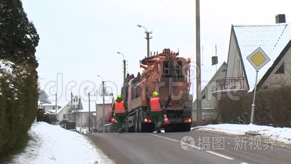 清除街道污水的工人和专用卡车