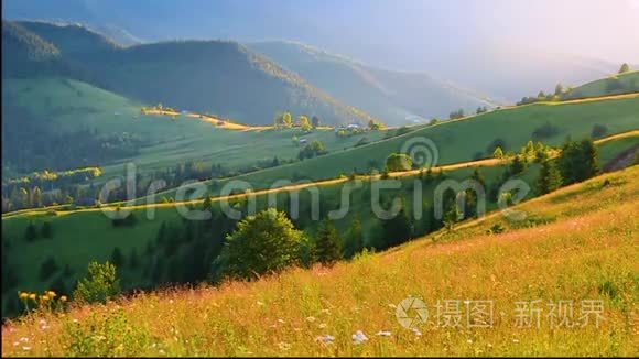 美丽的夕阳照亮了山峦和山谷视频