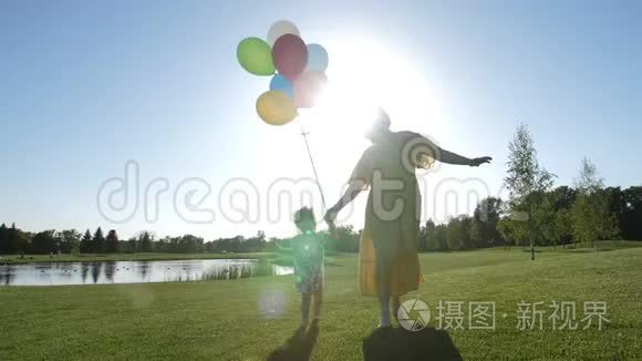 母女俩带着秃头在草地上奔跑视频