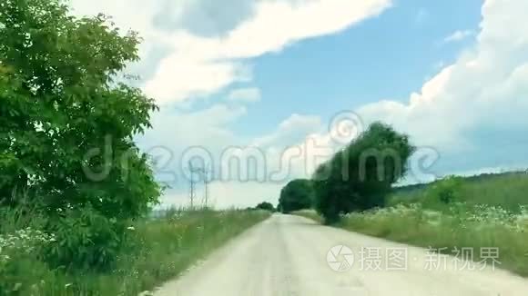 糟糕的路。 前景车在乡村公路上行驶