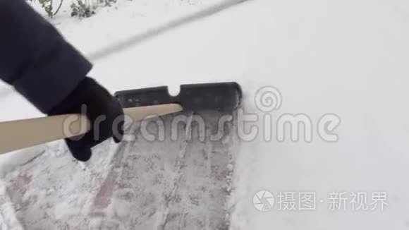 镜头聚焦在女人的手臂`用雪铲