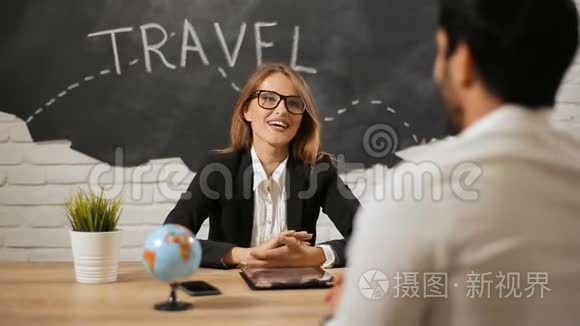 旅行社与客户有会议视频