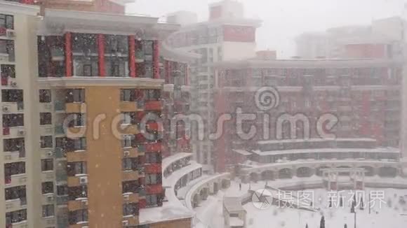 雪花向上移动城市缓慢移动视频