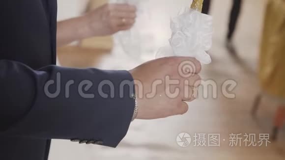 牧师在婚礼仪式上在教堂祈祷，并为新婚新娘和新郎戴上戒指。