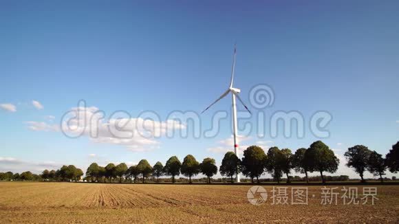 晴天在乡村公路旁的风力涡轮机视频