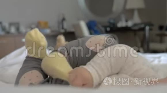 宝贝努力脱掉袜子视频