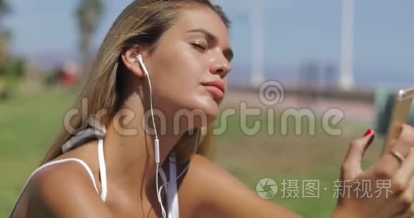 在岸上欣赏音乐的年轻女孩