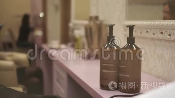 不同品牌化妆品展示框架视频