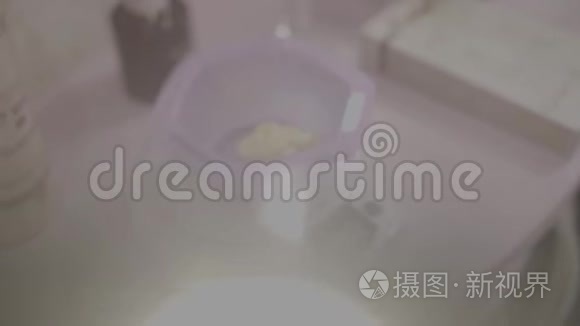 介绍许多化妆品之一