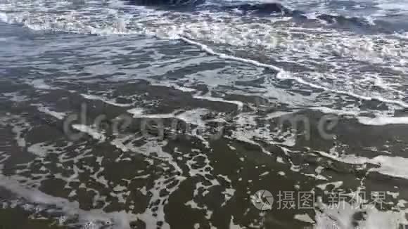 景观与海浪与小波浪在海岸视频