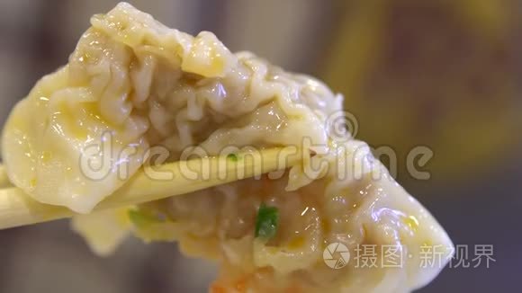 慢动作的人用棍子吃虾子亚洲餐馆的饺子