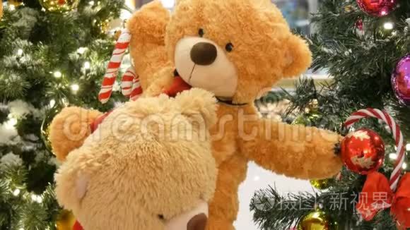 泰迪熊作为购物中心的圣诞装饰视频
