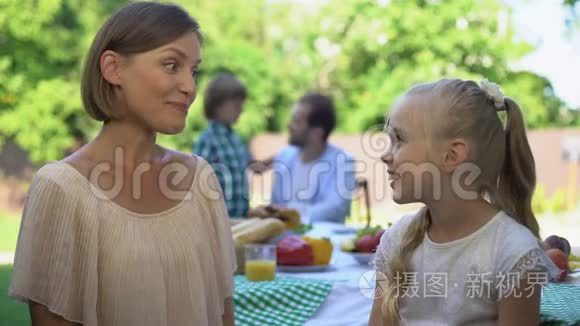 开朗的女儿拥抱快乐的母亲，信任的家庭关系，在一起