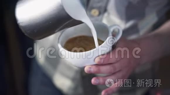 咖啡师把拿铁泡沫倒在咖啡上，做一杯完美的卡布奇诺，创造一颗洁白的心。