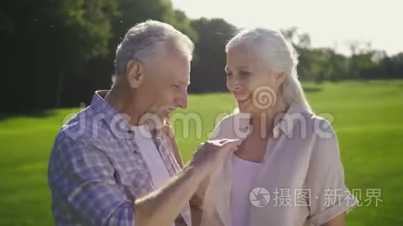有趣的老夫妇在户外笑笑话视频