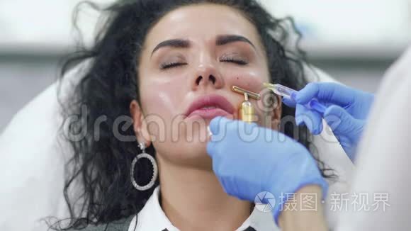 美容师把肉毒杆菌注射到脸颊上视频