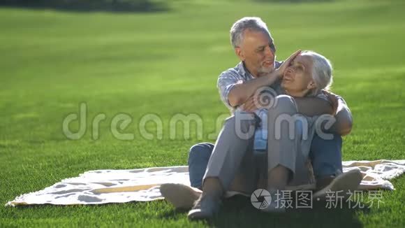 深情的老两口在绿色草坪上放松视频