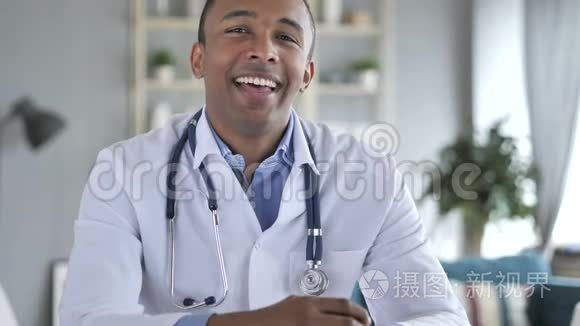 是的，非裔美国医生摇头允许病人