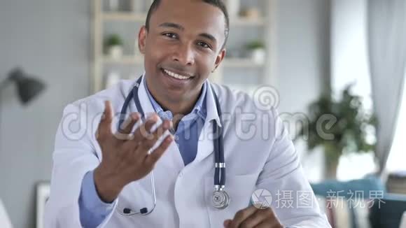 非裔美国人诊所医生邀请手势视频