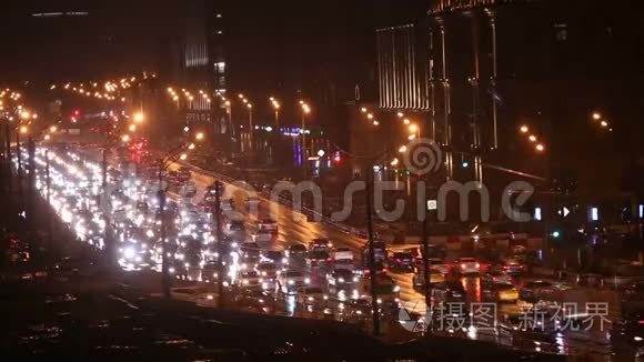 夜晚的城市道路，高速公路上行驶的汽车前灯