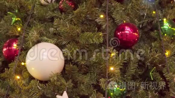 圣诞树特写。 玩具和灯光装饰圣诞树